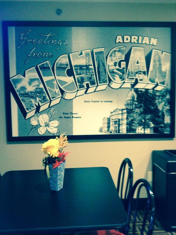 Super 8 By Wyndham Adrian Hotel Luaran gambar